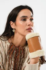 Guantes mitones color marrón de cuero con borde de lana natural color crema.