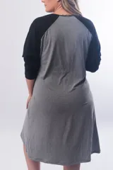 Camisón maternal de manga larga con diseño bicolor, cuerpo en gris melange y mangas en negro. Presenta un corte holgado con sistema de lactancia integrado debajo del busto.