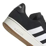 Championes urbanos Adidas modelo Grand Court Alpha, color negro con las icónicas tres tiras laterales en blanco. Presentan una suela de plataforma en tono crema con base de goma color caramelo y logo de la marca grabado en el talón y la lengüeta.
