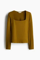Remera de manga larga color mostaza, ajustada al cuerpo, con escote cuadrado.