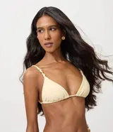 Top de bikini triangular de microfibra texturada con efecto acanalado, breteles finos regulables con cuentas decorativas y detalles con forma de concha.