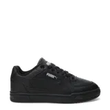 Championes urbanos Puma modelo Caven III, color negro con detalles en plateado. Presentan una silueta clásica de corte bajo, confeccionados en cuero sintético con perforaciones en la puntera para mayor ventilación y suela de goma resistente.
