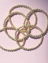 Pulsera elástica de cuentas de 4mm en oro laminado 14 kilates.