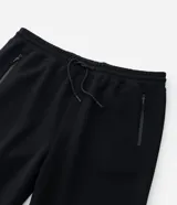 Pantalón deportivo masculino liso color negro, con ajuste elástico en la cintura y bolsillos laterales.