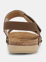 Sandalias planas de mujer modelo Evana Brown, de color marrón, con tiras ajustables con cierre de contacto, plantilla contorneada y suela texturizada.
