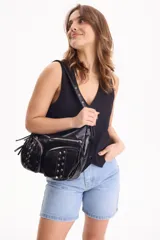 Short de jean negro con elastano, de corte mom, tiro alto y diseño clásico de cinco bolsillos.
