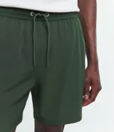Bermuda masculina marca Marfinno de color verde militar, confeccionada en tejido plano de poliéster y elastano de secado rápido. Posee cintura elástica con cordón de ajuste y un bolsillo trasero.