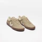Championes Veja modelo Panenka, confeccionados en gamuza color beige con detalles en blanco y suela de goma color marrón.