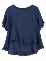 Blusa azul marino de mangas cortas con volados, escote redondo y diseño asimétrico de doble capa con ruches en el dobladillo.