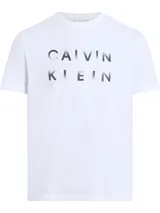Remera blanca de algodón con cuello redondo y logo Calvin Klein estampado en el pecho.