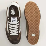 Championes Vans modelo Super Lowpro, de perfil bajo, confeccionados en gamuza marrón con detalles en blanco. Presentan el diseño clásico de la marca en el lateral, cordones blancos y suela de goma con relieve.