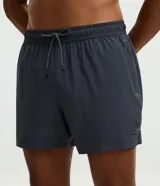 Bermuda deportiva de running para hombre en microfibra color beige, con cintura elástica, cordón ajustable y bolsillos laterales.