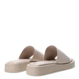 Sandalias tipo chinela de plataforma color beige claro, con una tira ancha frontal que incluye un separador para el dedo gordo.