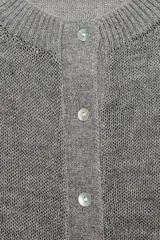 Chaqueta de punto gris con mezcla de lana, cuello redondo y manga larga. Cierre frontal con botones nacarados.