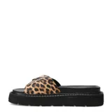 Sandalias planas Miss Carol modelo Milla, con tira ancha en animal print con hebilla metálica dorada decorativa y suela flatform negra.