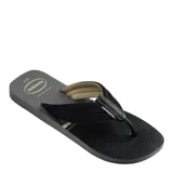 Sandalias tipo ojota Havaianas para hombre, con base de goma gris y tiras anchas de tela negra con interior acolchado en color beige.