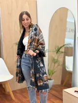 Bufanda larga con estampado de cuadros y flores en tonos marrón, azul y beige, con flecos en los extremos.