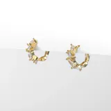 Par de aros tipo argolla dorados con cristales claros irregulares.
