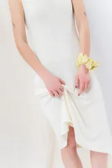 Vestido midi color crudo, de tejido acanalado, con escote en V y corte al cuerpo.