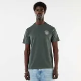 Remera verde oscuro con cuello redondo, manga corta y pequeño estampado en el pecho con temática de One Piece.