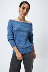 Sweater blanco de punto texturado y calado, con cuello amplio y fit relajado.