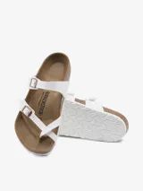 Sandalias Birkenstock modelo Mayari, color blanco, con plantilla regular y tiras de Birko-Flor® con hebillas ajustables.
