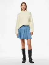 Minifalda de denim azul claro con pliegues anchos tipo tabla en la parte delantera y cintura alta.