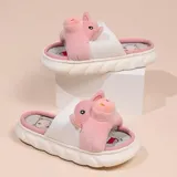 Pantuflas abiertas sin talón con diseño de chanchito, confeccionadas en material sintético suave, con suela de goma antideslizante.