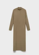 Vestido midi de punto canalé con cuello perkins y cierre frontal de cremallera. Presenta un diseño entallado de manga larga.