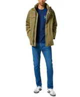 Campera verde militar con capucha, cierre frontal con cremallera y botones a presión, cuatro bolsillos frontales con botón y puños ajustables con botón.