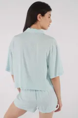 Camisa de manga corta de viscosa con estampado sutil y cuello camisero.