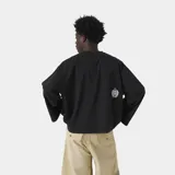 Camiseta negra de manga larga con corte "boxy fit" y estampado frontal blanco con el texto "EME" en grande y un texto más pequeño debajo.