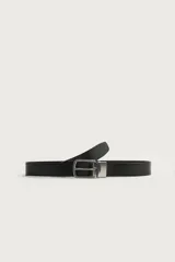 Cinturón reversible de piel con hebilla metálica rectangular y pasador a juego.