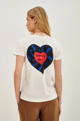 Remera blanca de algodón con estampa trasera en forma de corazón que simula un disco de vinilo con la inscripción Extraordinary Records.