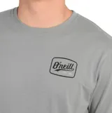 Remera de manga corta color gris, con cuello redondo y logo de la marca O'Neill estampado en el pecho izquierdo dentro de un recuadro.