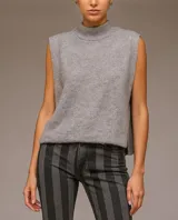 Poncho gris de lanilla con cuello alto y sin mangas.