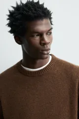 Jersey de punto de cashmere con corte regular, cuello redondo y manga larga. Presenta acabados en rib en cuello, puños y ruedo.