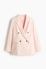 Blazer rosado de doble botonadura levemente largo con hombreras, solapas de muesca, bolsillos delanteros ribeteados con solapa y forro interior.