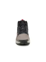 Championes de corte medio Cat modelo Grapple, confeccionados en una combinación de cuero nobuk y ante con detalles en negro, gris y acentos en rojo. Presentan un diseño robusto con suela de goma dentada para mayor tracción y entresuela de EVA.