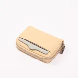 Monedero beige con cierre de cremallera y tarjetero externo.