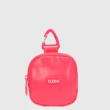 Estuche para audífonos Bubba de color fucsia, diseño compacto de forma cuadrada con esquinas redondeadas, cierre perimetral y mosquetón plástico superior para colgar. Presenta etiqueta frontal con el logo de la marca en relieve.