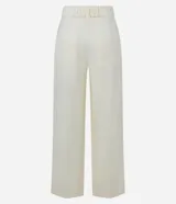 Pantalón wide leg color amarillo pálido confeccionado en viscolino, con tiro alto, trabilla con cinturón en metal, hebilla redonda y cierre por encaixe.