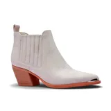 Bota texana de caña corta en color beige, con diseño de elásticos laterales, taco cuadrado de madera y puntera metálica decorativa.