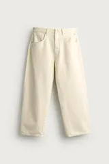 Jeans straight fit color beige claro, con tiro medio, pernera recta de cinco bolsillos y cierre frontal con cremallera y botón.
