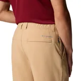 Short tipo chino de corte recto, color beige, con bolsillos laterales y bolsillo de seguridad con cierre.