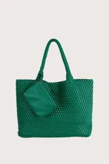Bolso shopper de gran tamaño en color verde, con diseño de tejido trenzado y textura cuadriculada. Incluye un pequeño neceser a juego con cierre, unido a una de las asas.