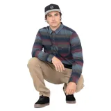 Camisa de franela a rayas horizontales en tonos azul, gris y bordó, con dos bolsillos de parche con botón en el pecho.