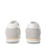 Championes New Balance modelo 373 para mujer, color gris claro y beige, con detalles en blanco y cordones blancos. Presentan una combinación de gamuza y malla.