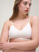 Soutien tipo bralette de microfibra seamless, con cuello en V y copas removibles. Presenta breteles ajustables y cierre en la espalda con broche de tres posiciones.