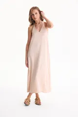Vestido largo negro de corte holgado, con escote en V y tirantes finos tipo halter.